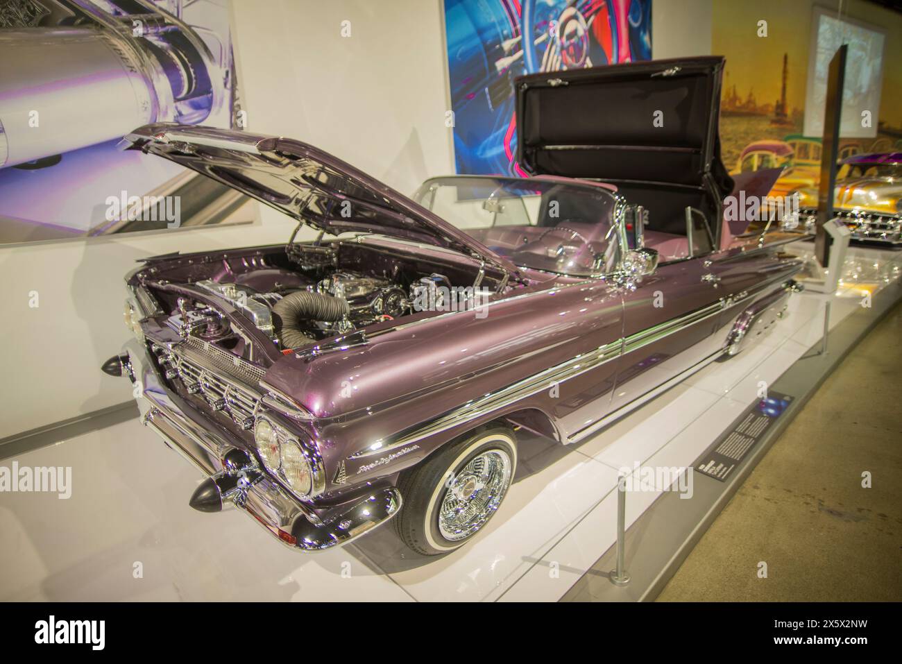 Dans l'image 1959 Chevrolet Impala 'la catrina', club automobile sud. Collection d'Anthony et Ralph Fuentes. Les expositions Lowrider sont toujours un favori des fans et nous sommes ravis d’ouvrir l’exposition de Lowrider la plus complète de l’histoire du musée », a déclaré le directeur exécutif du Petersen Automotive Museum, Terry L. Karges. Les visiteurs auront l’occasion de voir des attractions notables telles que la Chevrolet Impala cabriolet 1958 « final score » et la Chevrolet Bel Air 1957 « double trouble », ainsi que la Chevrolet Impala 1958 « Dead Presidents », construite par Albert de Alba Mr. et Albert de Alba Jr., Banque D'Images