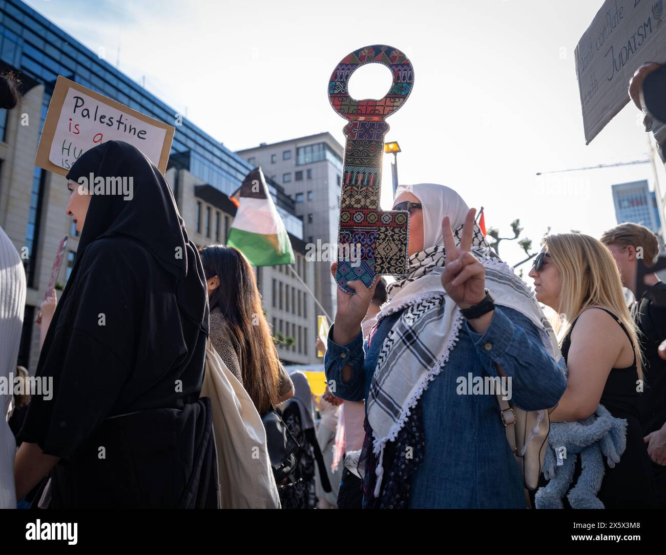 11 mai 2024, Hesse, Francfort-sur-le-main : un sympathisant palestinien tient une clé en carton lors d'une manifestation de solidarité pour la Palestine dans le centre de Francfort. La clé est considérée comme un symbole du droit des Palestiniens à retourner dans leur patrie. Photo : Frank Rumpenhorst/dpa Banque D'Images
