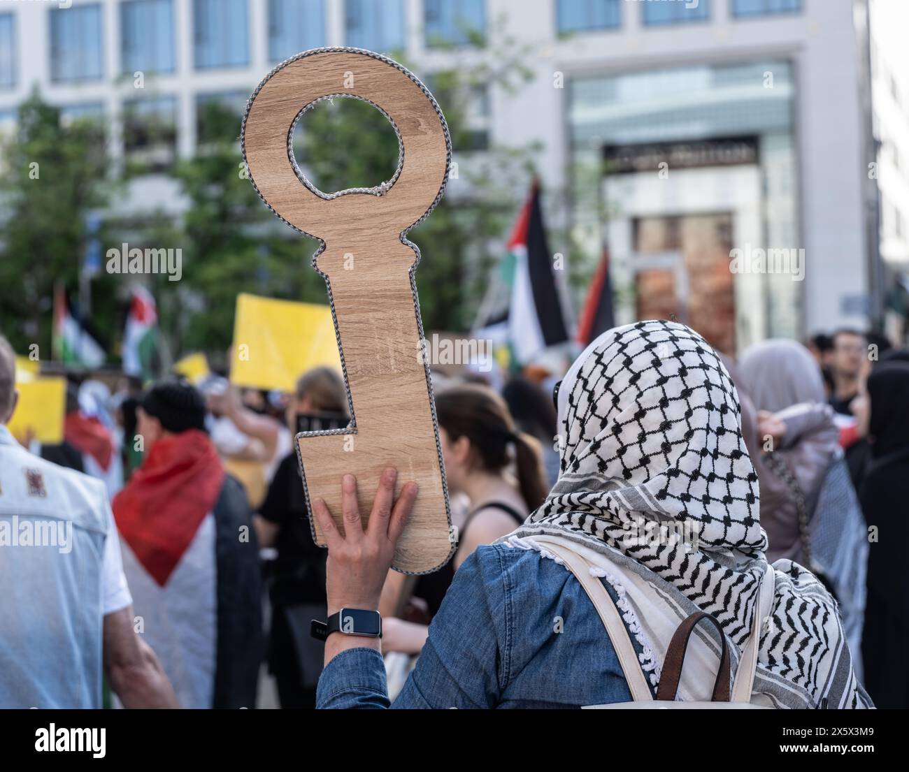 11 mai 2024, Hesse, Francfort-sur-le-main : un sympathisant palestinien tient une clé en carton lors d'une manifestation de solidarité pour la Palestine dans le centre de Francfort. La clé est considérée comme un symbole du droit des Palestiniens à retourner dans leur patrie. Photo : Frank Rumpenhorst/dpa Banque D'Images