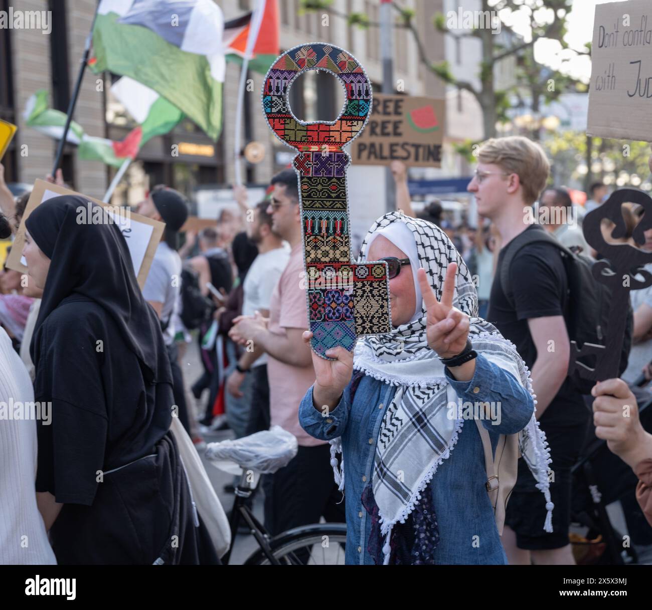 11 mai 2024, Hesse, Francfort-sur-le-main : un sympathisant palestinien tient une clé en carton lors d'une manifestation de solidarité pour la Palestine dans le centre de Francfort. La clé est considérée comme un symbole du droit des Palestiniens à retourner dans leur patrie. Photo : Frank Rumpenhorst/dpa Banque D'Images