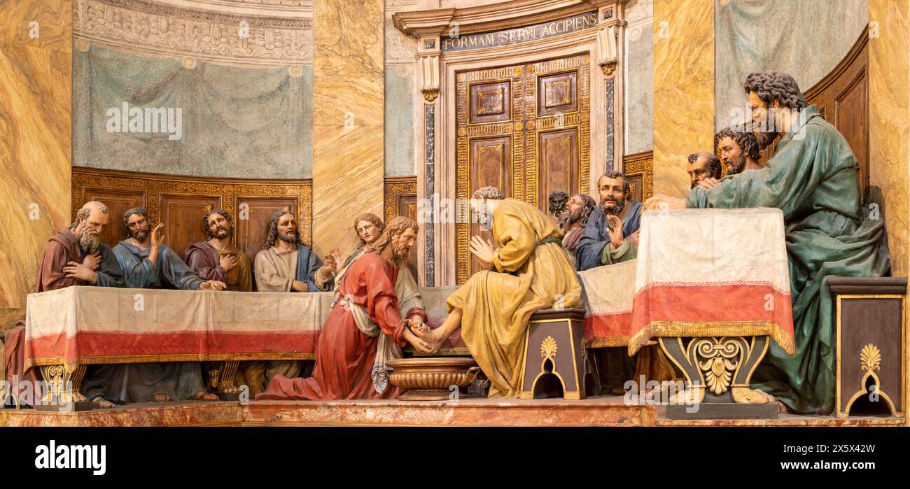 MILAN, ITALIE - 5 MARS 2024 : le groupe sculptural de la dernière Cène (Jésus a lavé les pieds de Pierre) dans l'église Chiesa di San Sepolcro Banque D'Images MILAN, ITALIE - 5 MARS 2024 : le groupe sculptural de la dernière Cène (Jésus a lavé les pieds de Pierre) dans l'église Chiesa di San Sepolcro Banque D'Images