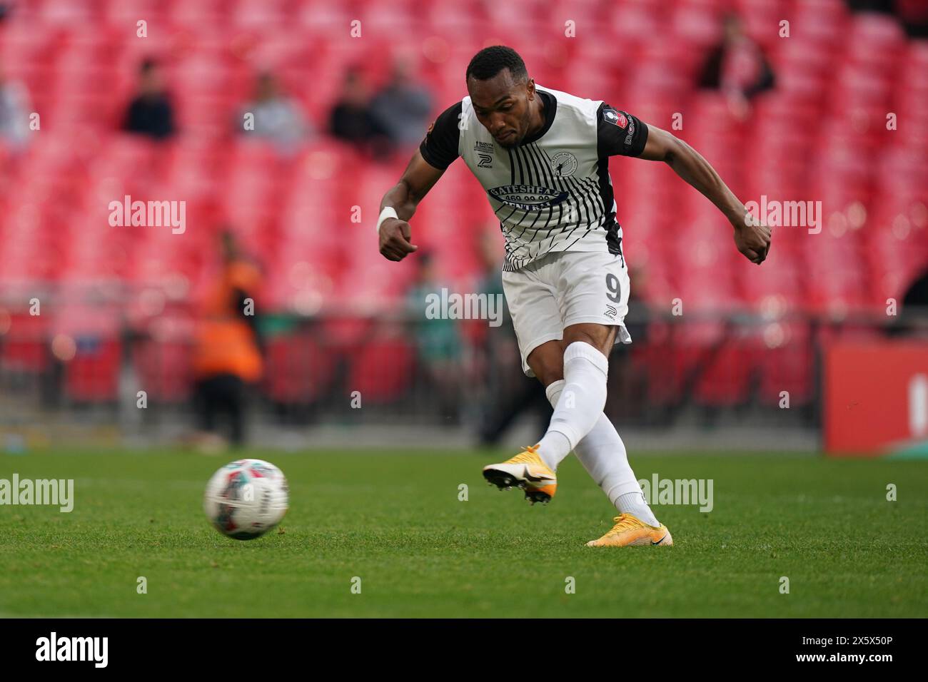 Londres, Royaume-Uni. 11 mai 2024. Marcus Dinanga de Gateshead prenant sa pénalité lors de la finale du Trophée Gateshead FC vs Solihull Moors FC FA au stade de Wembley, Londres, Angleterre, Royaume-Uni le 11 mai 2024 crédit : Every second Media/Alamy Live News Banque D'Images