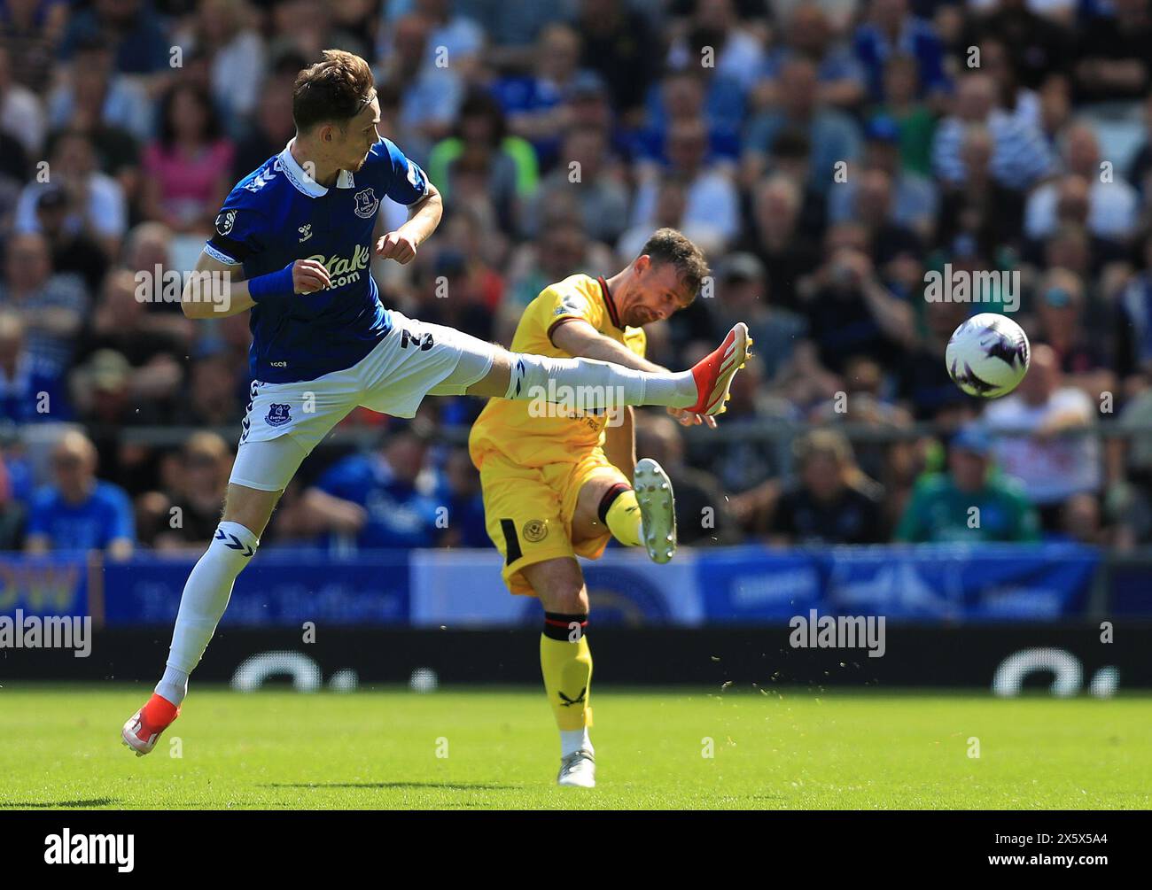 Goodison Park, Liverpool, Royaume-Uni. 11 mai 2024. Premier League Football, Everton contre Sheffield United ; James Garner d'Everton bloque une passe de Jack Robinson de Sheffield United Credit : action plus Sports/Alamy Live News Banque D'Images