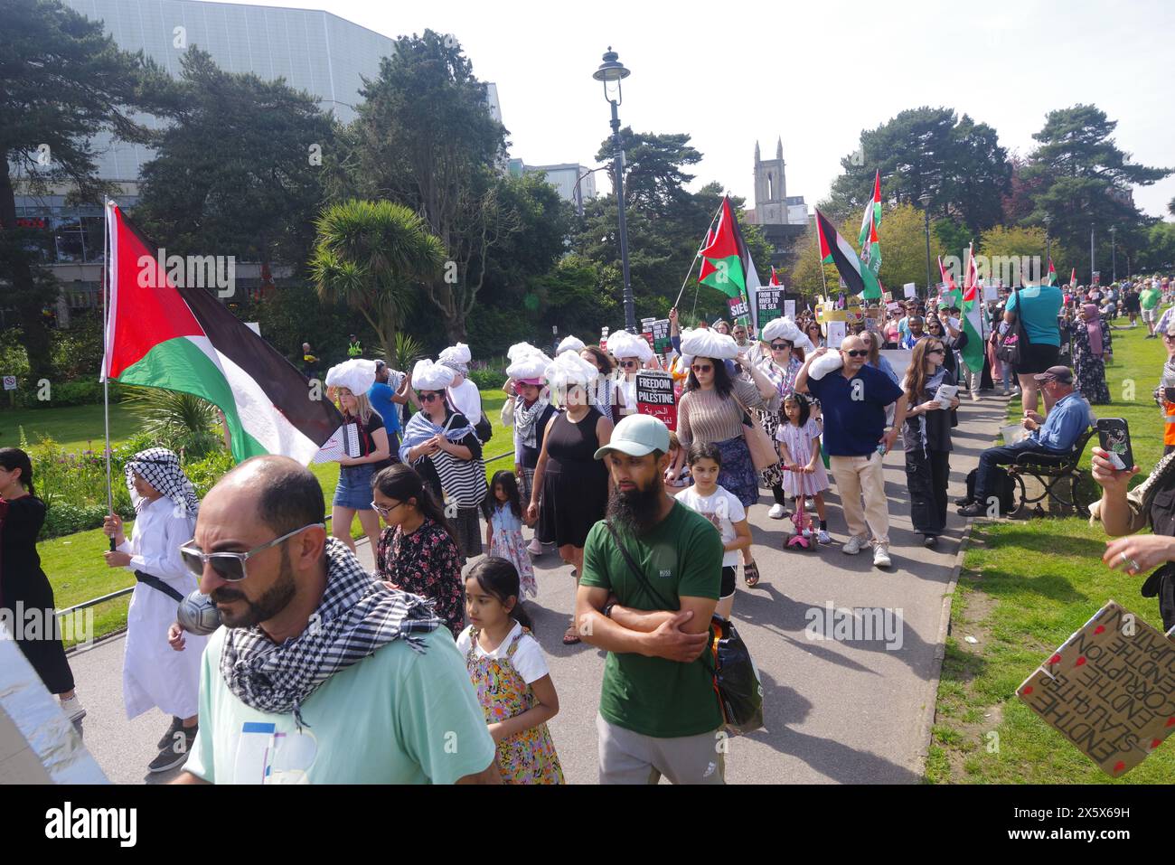 Plus de 400 hommes marchent dans le Dorset de Bournemouth en souvenir de la Nakba de 1948. 11 mai 2024. Avec des haut-parleurs et de la musique, les appels au cessez-le-feu à Gaza faisaient partie du souvenir de la journée. Le Keffiyeh palestinien un symbole de solidarité avec la cause palestinienne a été porté par beaucoup lors de la marche dans le cadre de la journée Keffiyeh. Banque D'Images