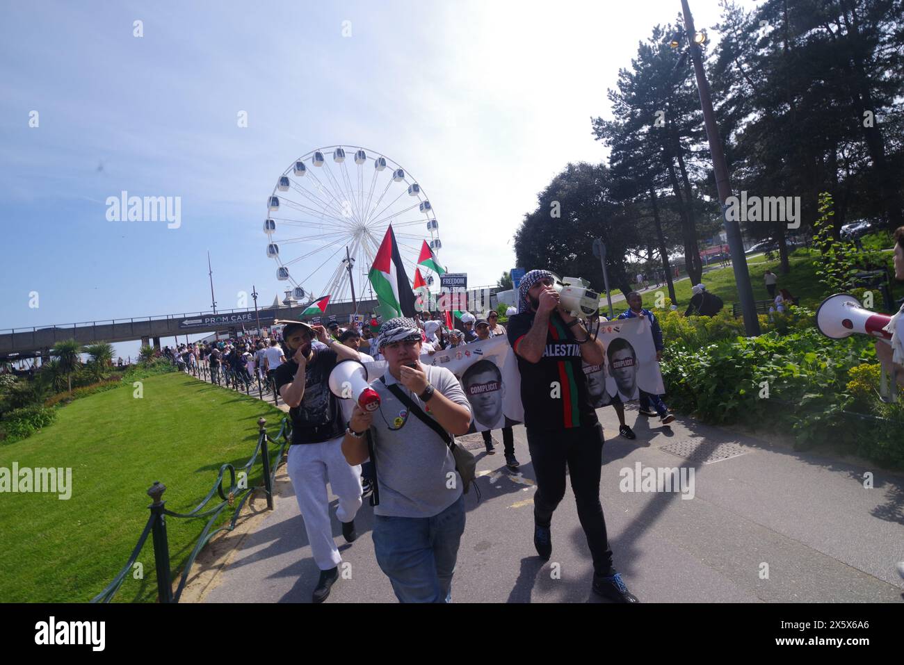 Plus de 400 hommes marchent dans le Dorset de Bournemouth en souvenir de la Nakba de 1948. 11 mai 2024. Avec des haut-parleurs et de la musique, les appels au cessez-le-feu à Gaza faisaient partie du souvenir de la journée. Le Keffiyeh palestinien un symbole de solidarité avec la cause palestinienne a été porté par beaucoup lors de la marche dans le cadre de la journée Keffiyeh. Banque D'Images