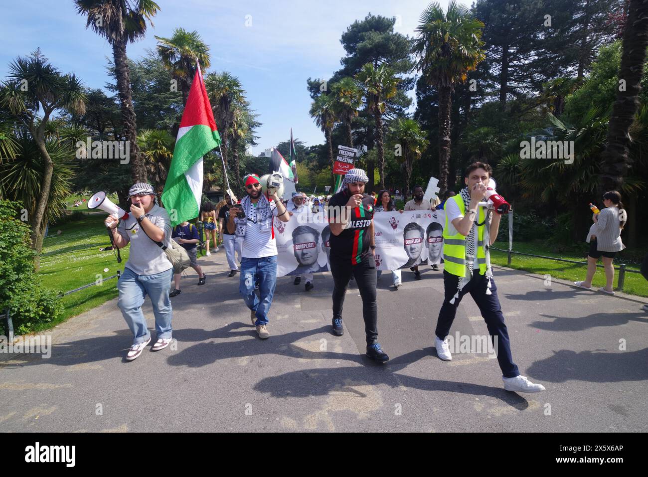 Plus de 400 hommes marchent dans le Dorset de Bournemouth en souvenir de la Nakba de 1948. 11 mai 2024. Avec des haut-parleurs et de la musique, les appels au cessez-le-feu à Gaza faisaient partie du souvenir de la journée. Le Keffiyeh palestinien un symbole de solidarité avec la cause palestinienne a été porté par beaucoup lors de la marche dans le cadre de la journée Keffiyeh. Banque D'Images