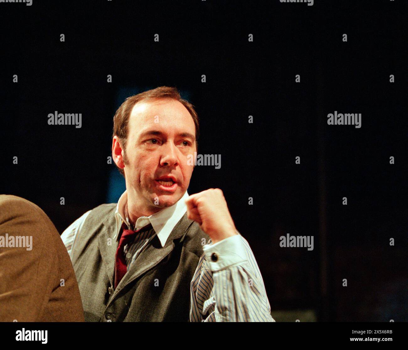 Kevin Spacey (Theodore Hickman / Hickey) dans LA COMÉDIE ICEMAN d'Eugene O'Neill au Almeida Theatre, Londres N1 14/04/1998 musique : Paddy Cunneen design : Bob Crowley éclairage : Mark Henderson réalisateur : Howard Davies Banque D'Images