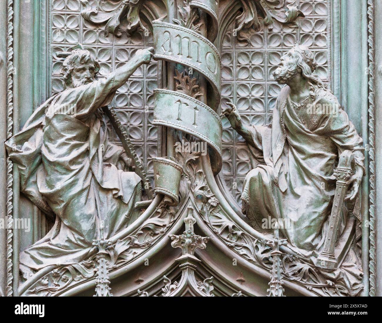 MILAN, ITALIE - 16 SEPTEMBRE 2024 : le détail de la porte principale en bronze de la cathédrale - réunissant Joseph et le roi David - par Ludovico Pogliaghi (1906). Banque D'Images