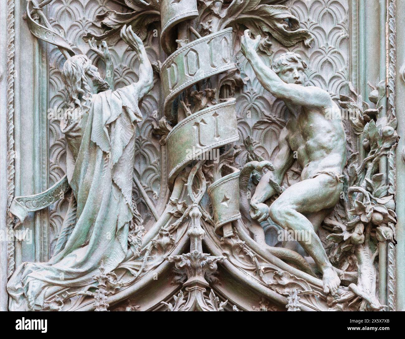 MILAN, ITALIE - 16 SEPTEMBRE 2024 : le détail de la porte principale en bronze de la cathédrale - Adam et Jean le Baptiste - par Ludovico Pogliaghi (1906) Banque D'Images
