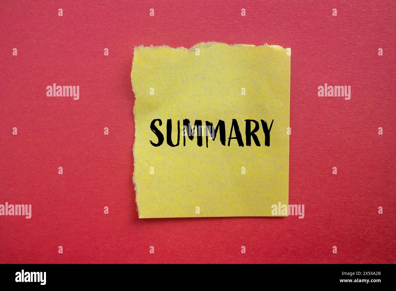 Mot sommaire écrit sur un morceau de papier jaune déchiré avec un fond rouge. Symbole de mot résumé conceptuel. Copier l'espace. Banque D'Images