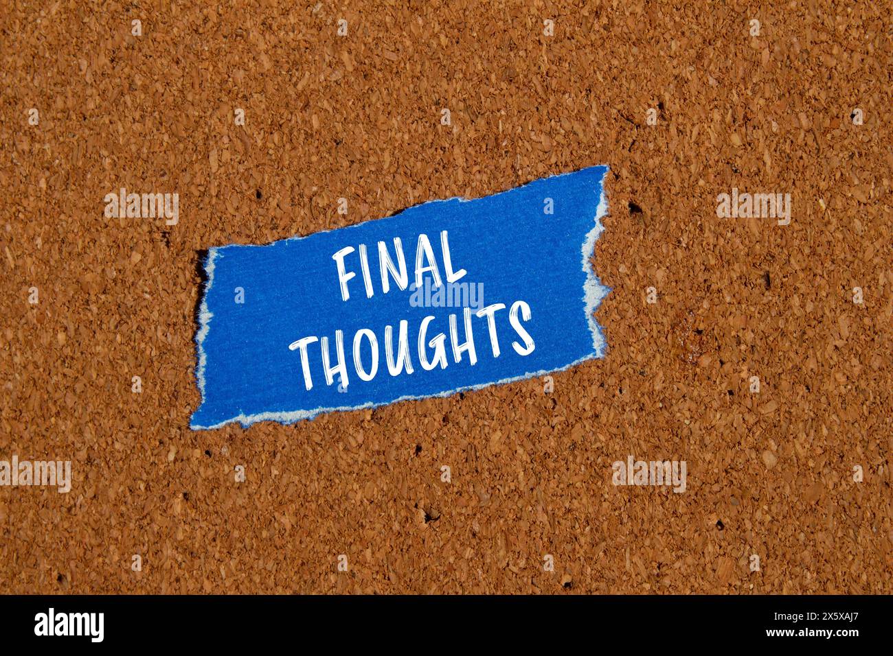 Mots de pensées finales écrits sur un morceau de papier bleu déchiré avec fond brun. Symbole conceptuel des pensées finales. Copier l'espace. Banque D'Images