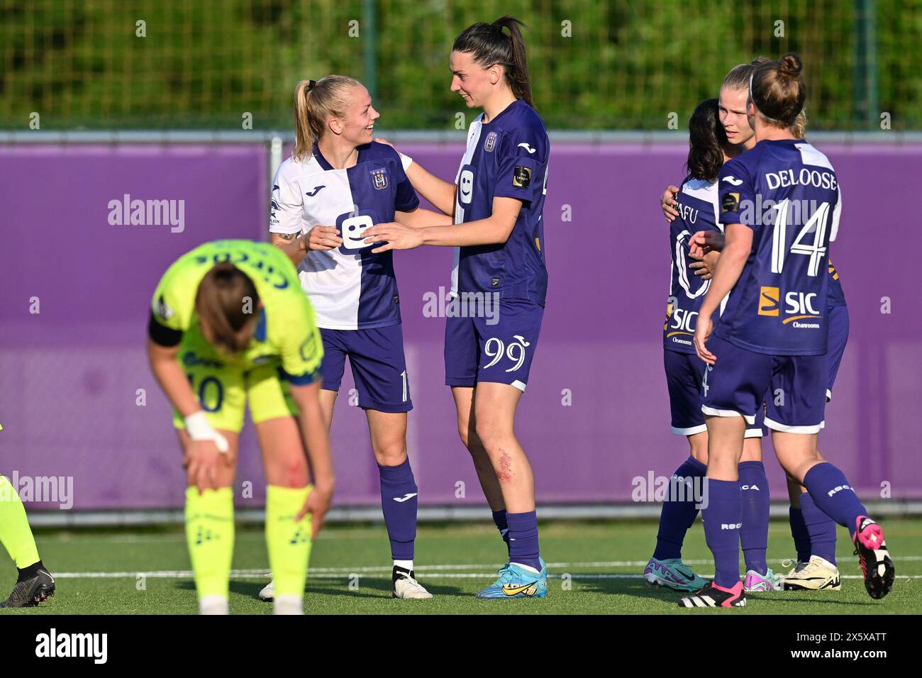 Sarah Wijnants (11 ans) d'Anderlecht et Amélie Delabre (99 ans) d'Anderlecht célèbrent après avoir marqué le but 4-1 lors d'un match de football féminin entre le RSC Anderlecht et AA Gent Ladies lors de la 8 e journée des play offs de la saison 2023 - 2024 du Belgian Lotto Womens Super Ligue , le samedi 11 mai 2024 à Anderlecht , Belgique . PHOTO SPORTPIX | David Catry Banque D'Images