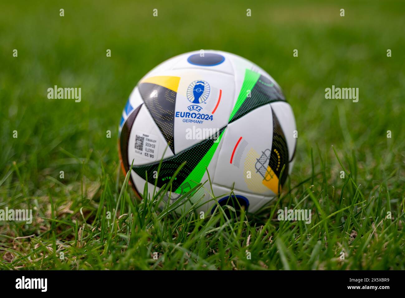 17 avril 2024, Berlin, Allemagne. Le ballon officiel du Championnat d'Europe de Football 2024 Adidas EURO24 Fussballliebe sur la pelouse verte de la STA Banque D'Images