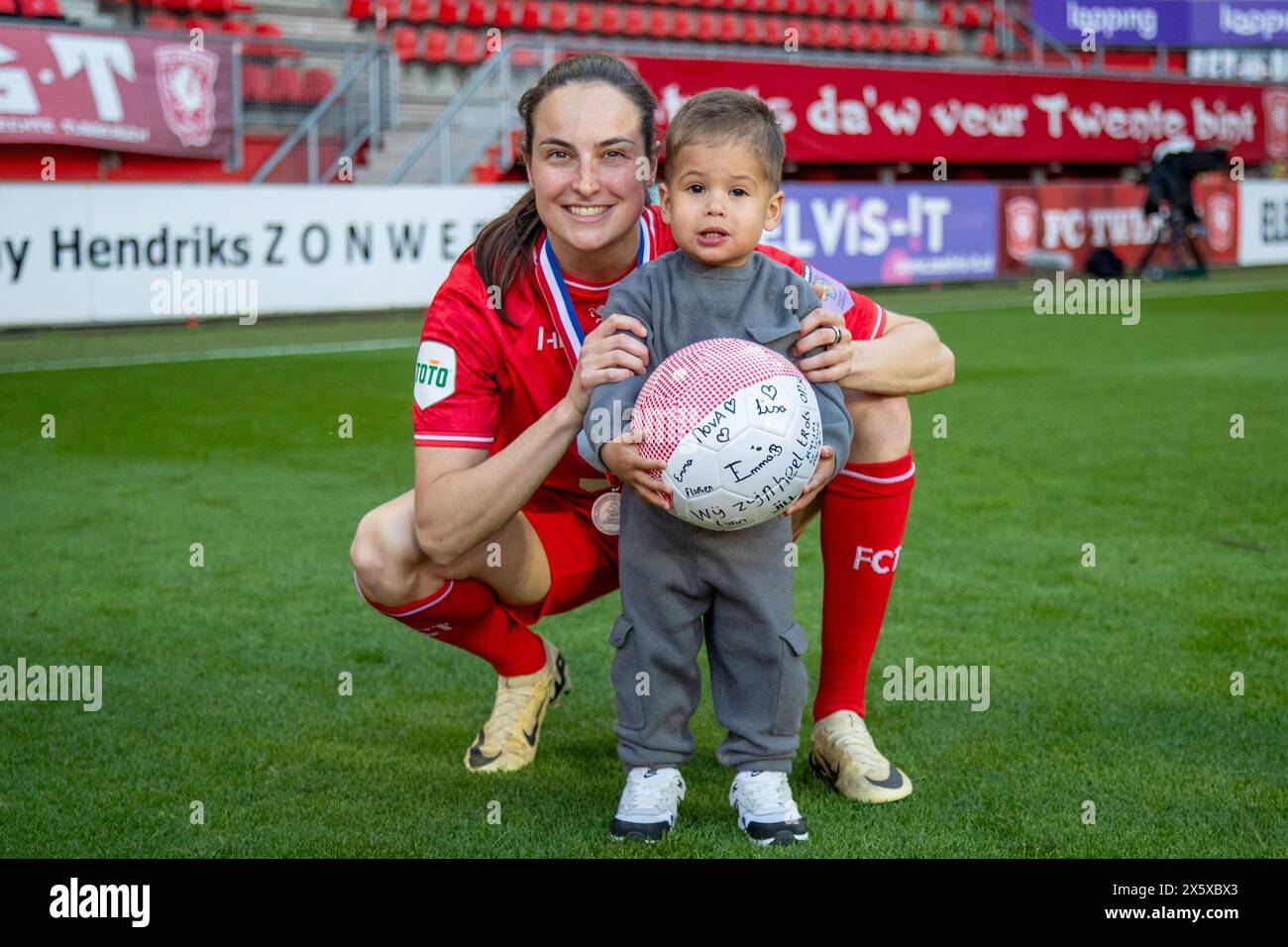 Enschede, pays-Bas. 11 mai 2024. Enschede, pays-Bas, 11 mai 2024 : Caitlin Dijkstra (4 Twente) après avoir remporté le match de football Azerion Vrouwen Eredivisie entre Twente et Telstar au de Grolsch Veste à Enschede, pays-Bas. (Leiting Gao/SPP) crédit : photo de presse sportive SPP. /Alamy Live News Banque D'Images