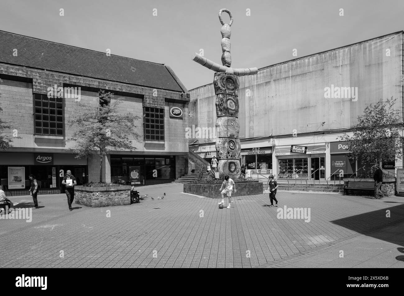 Totem Pole dans le centre commercial St Austell Cornish Town Cornwall Banque D'Images