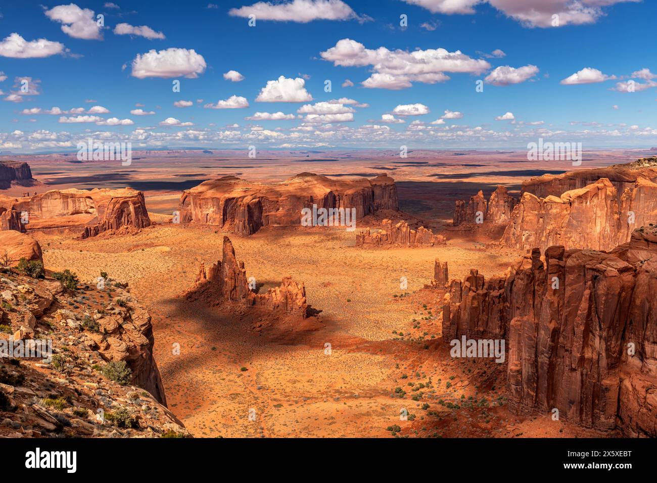 Monument Valley sauvage à Hunt's Mesa isolée avec des formations emblématiques de butte, de flèche et de moufles utilisées comme toile de fond dans de nombreux vieux films occidentaux. Banque D'Images