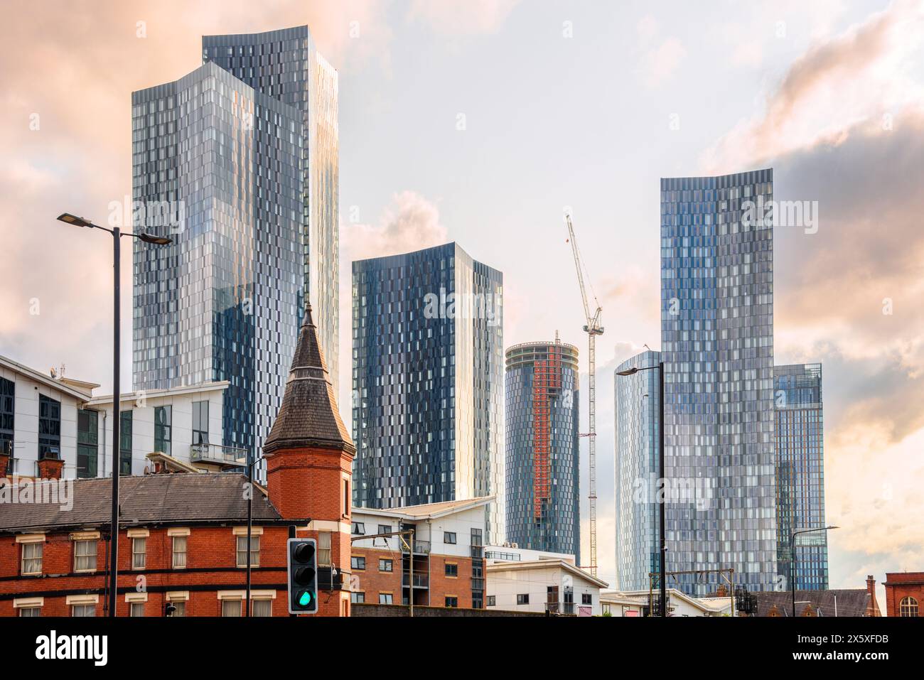 Vue sur Manchester au coucher du soleil en été Banque D'Images