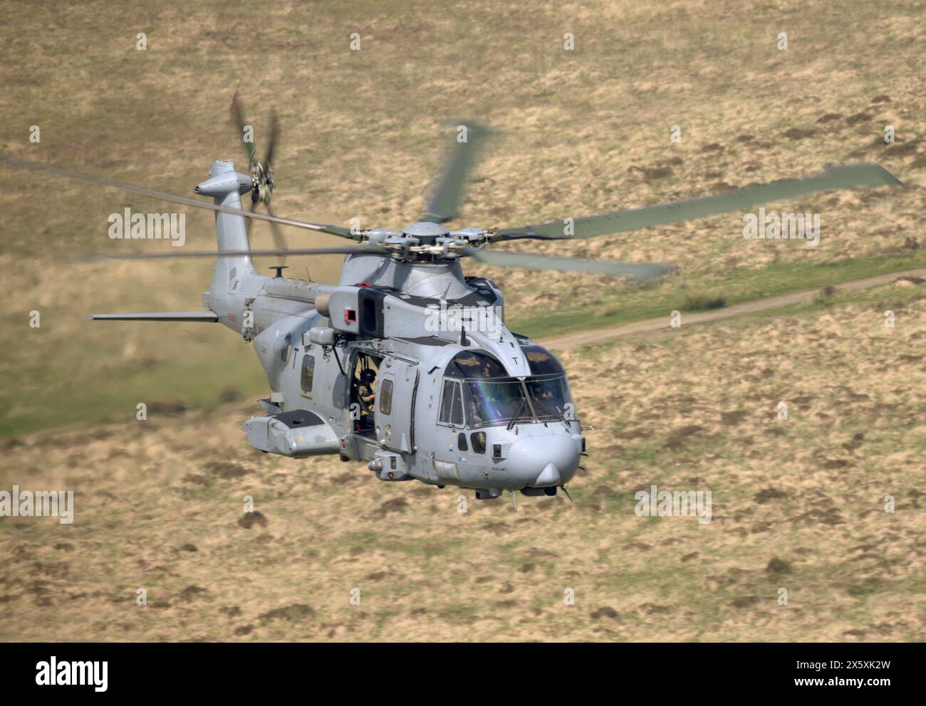 Okehampton, Devon, Royaume-Uni, 11 mai 2024. Hélicoptère Merlin HC4/4A de la Royal Navy effectuant des tâches lors de l'Excercise Wyvern Tor sur le bord nord de Dartmoor, Devon, Royaume-Uni à l'appui des 2024 Ten Tors et Jubillee Challenges. Crédit : Bob Sharples/Alamy Live News Banque D'Images