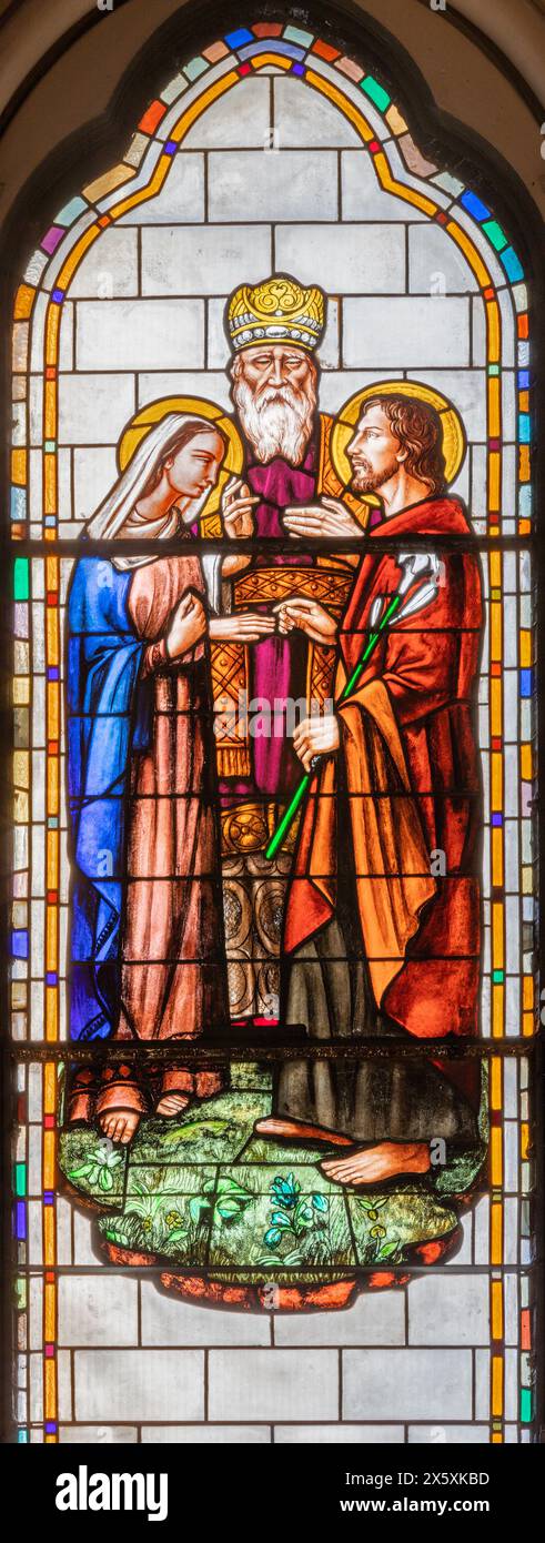 MILAN, ITALIE - 6 MARS 2024 : les Espousals de la Vierge Marie et St. Scène Joseph sur le vitrail de l'église Basilica di Sant Eufemia Banque D'Images
