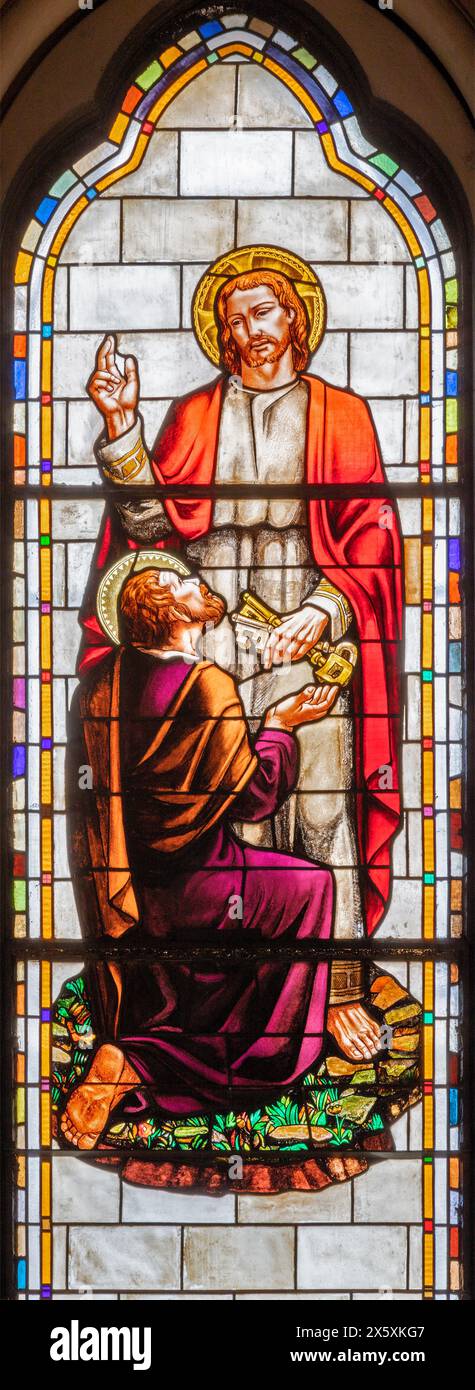 MILAN, ITALIE - 6 MARS 2024 : Jésus déposant les clés de Pierre dans le vitrail de l'église Basilica di Sant Eufemia par artiste inconnu. Banque D'Images