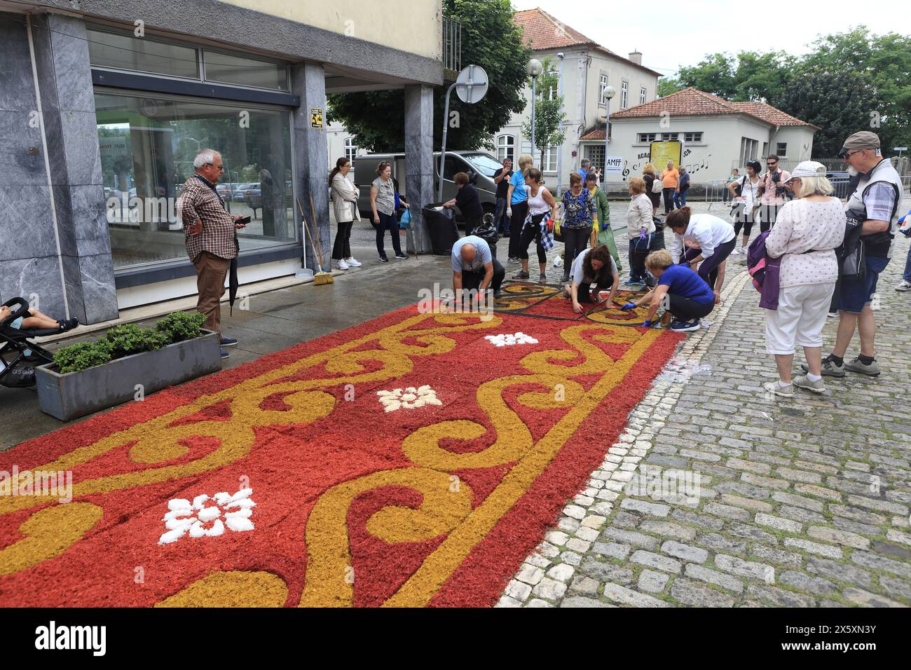 Caminha, Portugal - 08 juin 2023 : Groupe d'artisans locaux créant un « tapis floral » dans le cadre de la célébration religieuse annuelle du Corpus Christi Banque D'Images