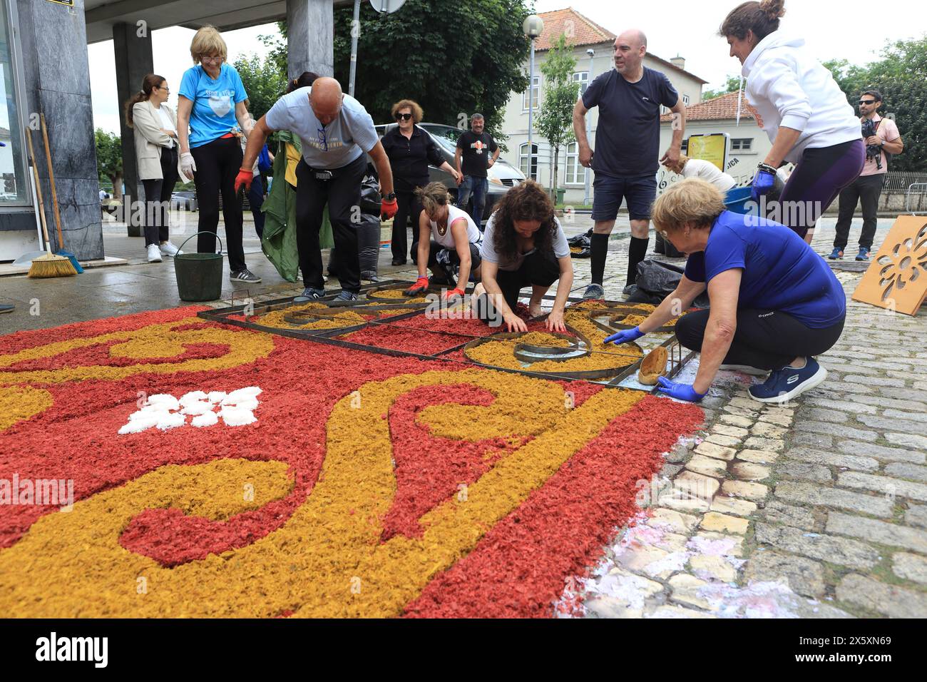 Caminha, Portugal - 08 juin 2023 : Groupe d'artisans locaux créant un « tapis floral » dans le cadre de la célébration religieuse annuelle du Corpus Christi Banque D'Images