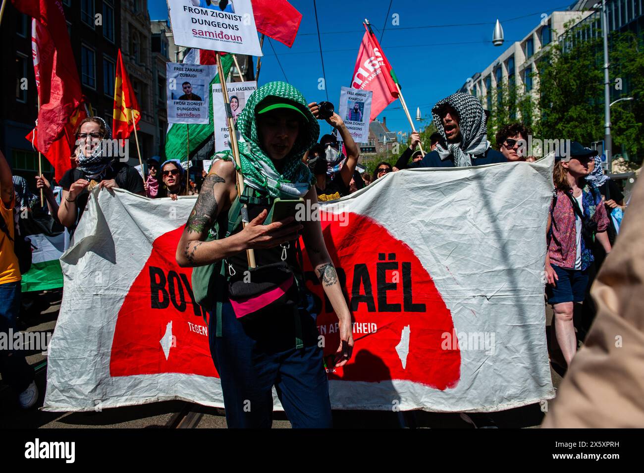 Amsterdam, pays-Bas. 11 mai 2024. Une femme porte une écharpe palestinienne pendant le rassemblement. Plusieurs organisations pro-palestiniennes ont organisé un rassemblement pendant le 76e anniversaire de la Journée de la Nakba dans le centre d’Amsterdam. Des milliers de personnes ont appelé à un cessez-le-feu dans la bande de Gaza, où le nombre de morts palestiniens est passé à 34 789. Les autorités sanitaires de Gaza ont déclaré dans un communiqué de presse. Crédit : SOPA images Limited/Alamy Live News Banque D'Images