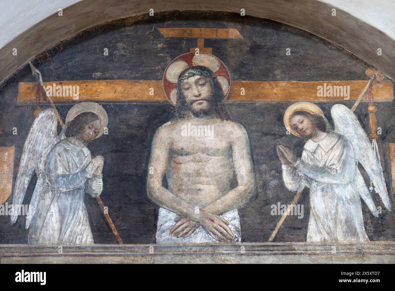 MILAN, ITALIE - 6 MARS 2024 : la fresque du Christ mort parmi les anges dans l'église Basilica di San Lorenzo par artiste inconnu du 16. cent. Banque D'Images