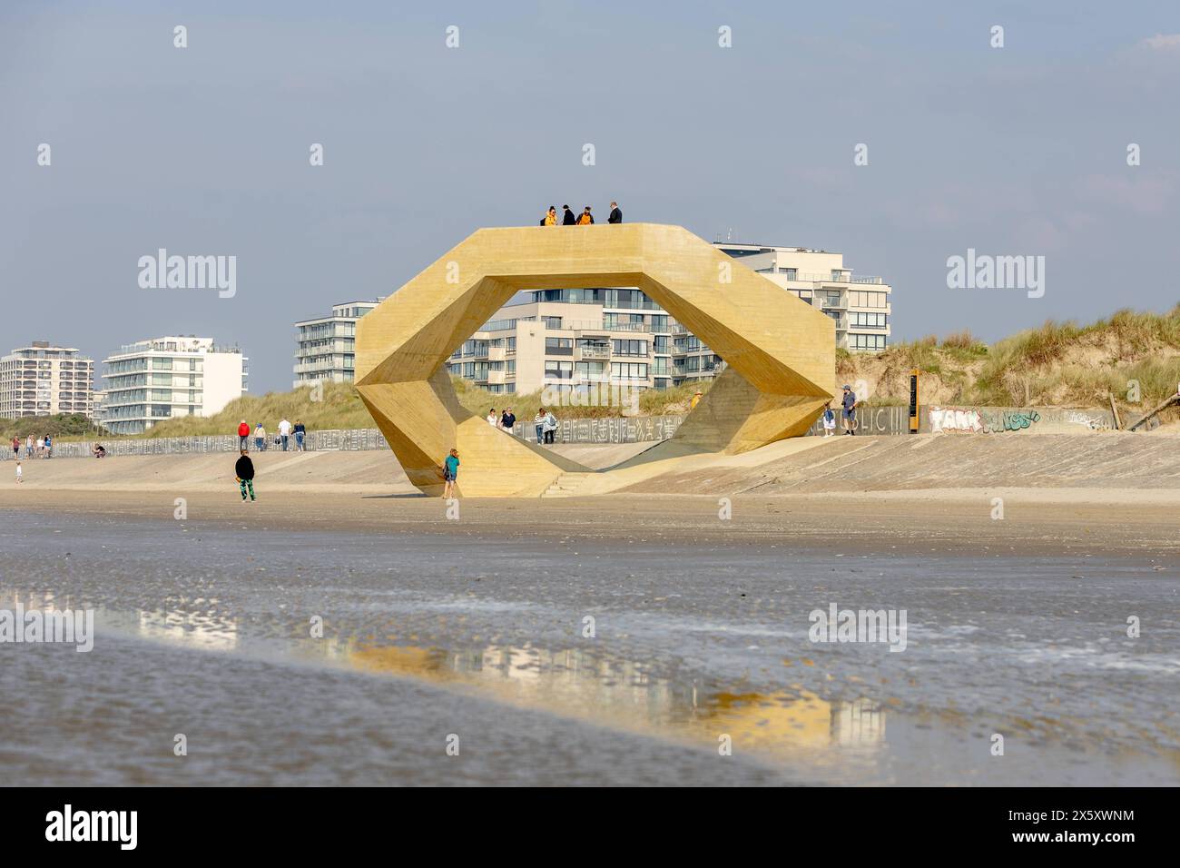 DAS Beton Bauwerk WESTERPUNT in de panne an der belgischen Küste nahe der Landesgrenze zu Frankreich. Die Treppen verbinden symbolisch das Meer mit den Dünen, die Natur mit der Küste und die Bewohner untereinander. 11.05.2024 de panne Westflandern Belgien *** la structure en béton WESTERPUNT à de panne sur la côte belge près de la frontière avec la France les marches relient symboliquement la mer aux dunes, la nature à la côte et les habitants 11 05 2024 de panne Flandre occidentale Belgique Copyright: xBonn.digitalx/xMarcxJohnx Banque D'Images