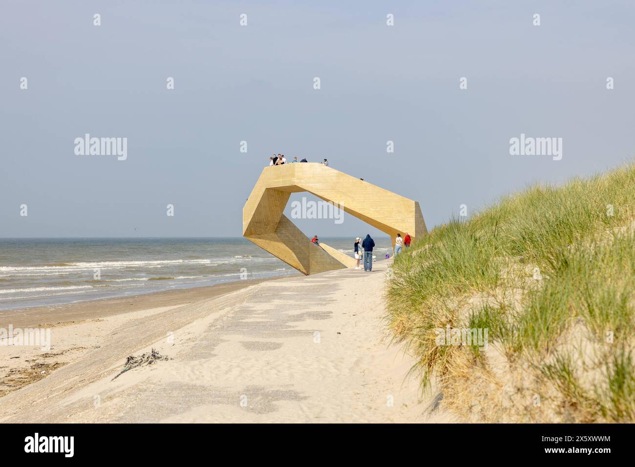 DAS Beton Bauwerk WESTERPUNT in de panne an der belgischen Küste nahe der Landesgrenze zu Frankreich. Die Treppen verbinden symbolisch das Meer mit den Dünen, die Natur mit der Küste und die Bewohner untereinander. 11.05.2024 de panne Westflandern Belgien *** la structure en béton WESTERPUNT à de panne sur la côte belge près de la frontière avec la France les marches relient symboliquement la mer aux dunes, la nature à la côte et les habitants 11 05 2024 de panne Flandre occidentale Belgique Copyright: xBonn.digitalx/xMarcxJohnx Banque D'Images