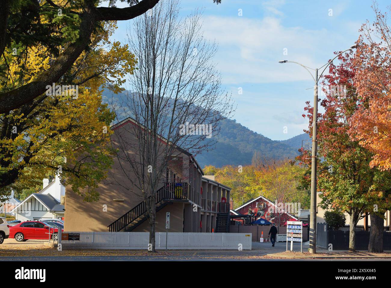 5 mai 2024, Melbourne, Victoria, Australie : les gens apprécient pendant la saison d'automne à Bright, Huggins Lookout, Mount Hotham à 400 km de Melbourne. Bright était connu comme une destination hivernale et le Festival d'automne était un effort pour attirer les visiteurs à une période calme. Bright est une ville du nord-est de Victoria, en Australie, à 319 mètres au-dessus du niveau de la mer à l'extrémité sud-est de la vallée des fours. Au recensement de 2021, Bright avait une population de 2 620 habitants. Il est situé dans la zone de gouvernement local du Shire Alpine. (Crédit image : © Rana Sajid Hussain/Pacific Press via ZUMA Press Wire) USAGE ÉDITORIAL SEULEMENT! Non Banque D'Images