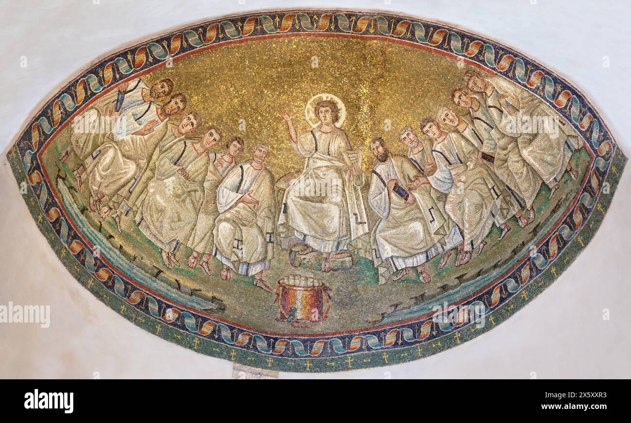 MILAN, ITALIE - 6 MARS 2024 : la mosaïque de Jésus parmi l'apôtre dans la Basilique di San Lorenzo et la chapelle de Sant Aquilino à partir de 5. cent. Banque D'Images