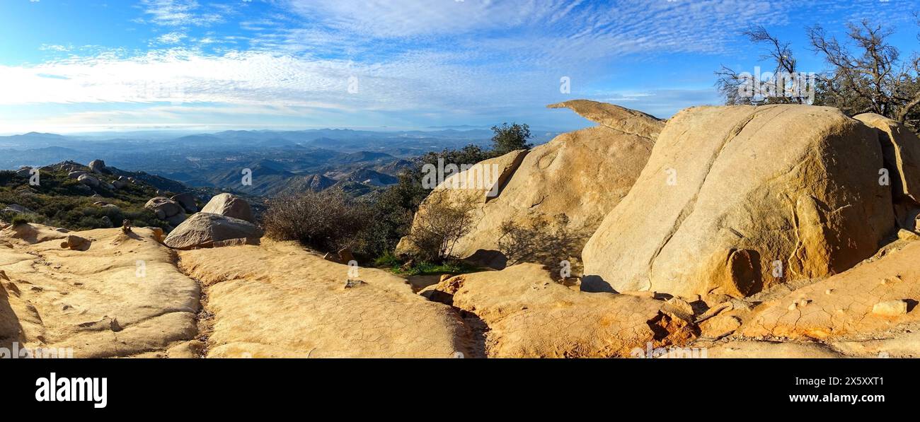 Célèbre formation rocheuse ressemblant à Potato Chip Poway Woodson Mountain Peak. Comté de San Diego Californie États-Unis paysage panoramique littoral Pacifique Banque D'Images