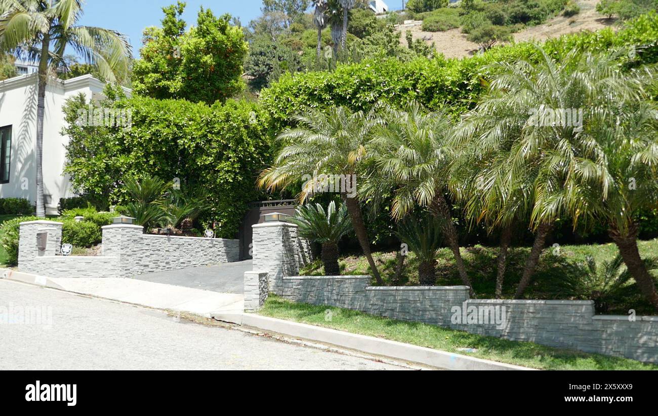 Los Angeles, Californie, USA 11 mai 2024 actrice Linda Kozlowski et J. Paul Getty III ancienne maison / maison au 1472 Rising Glen Road à Hollywood Hills le 11 mai 2024 à Los Angeles, Californie, USA. Construit en 1957 Matthew a acheté la maison mai 2023 et est décédé en octobre 2023. Photo de Barry King/Alamy Stock photo Banque D'Images