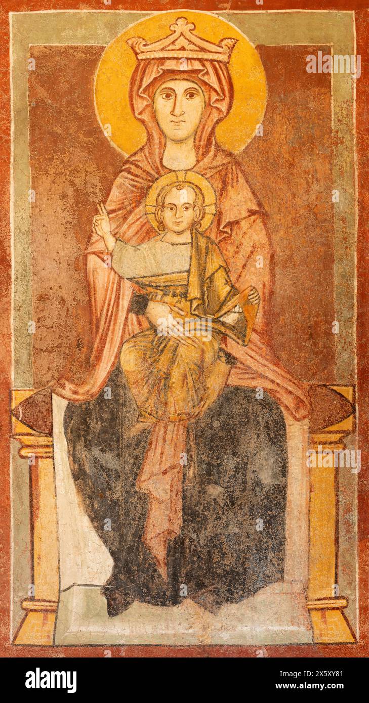MILAN, ITALIE - 7 MARS 2024 : fresque médiévale de la Vierge dans l'église Basilica di Sn Lorenzo Maggiore par artiste inconnu. Banque D'Images