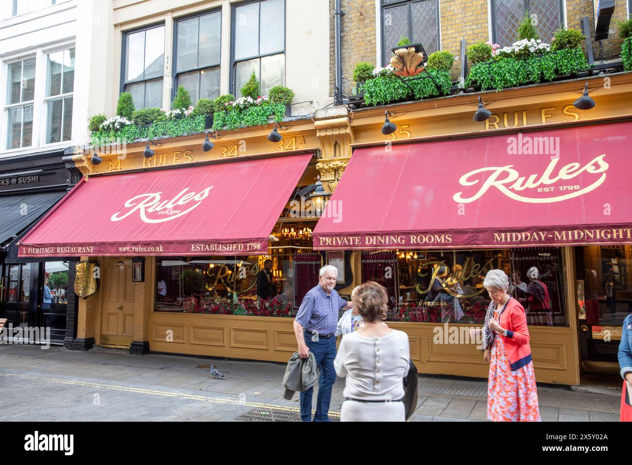 Restaurant Rules, créé en 1798, à Covent Garden Londres, le plus ancien restaurant de Londres, plan extérieur avec auvent rouge, Angleterre, Royaume-Uni, 2023 Banque D'Images