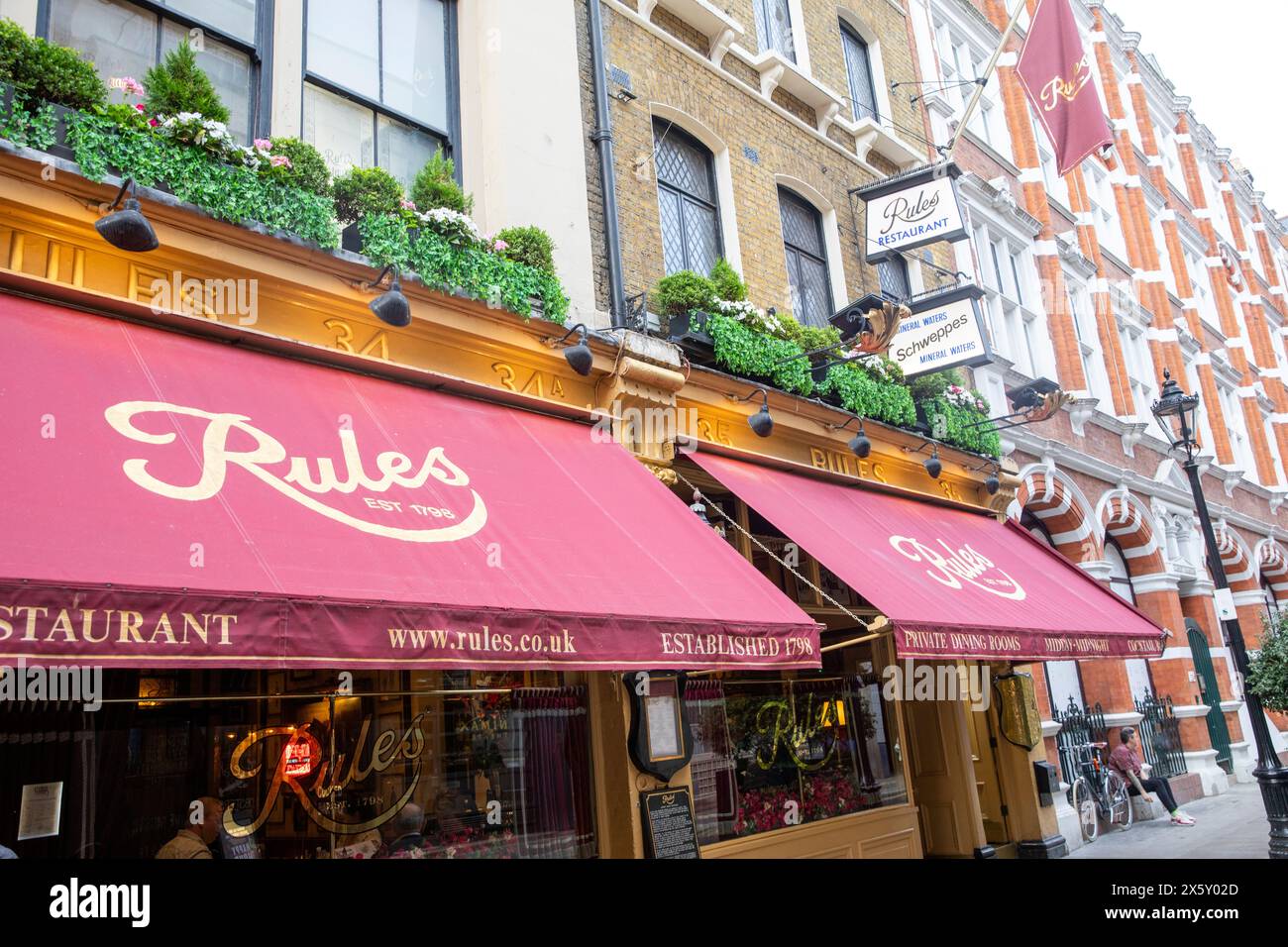 Restaurant Rules, créé en 1798, à Covent Garden Londres, le plus ancien restaurant de Londres, plan extérieur avec auvent rouge, Angleterre, Royaume-Uni, 2023 Banque D'Images