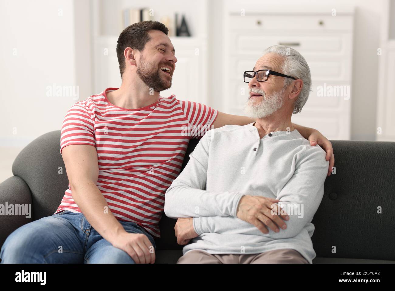 Son fils heureux et son père passent du temps ensemble à la maison Banque D'Images