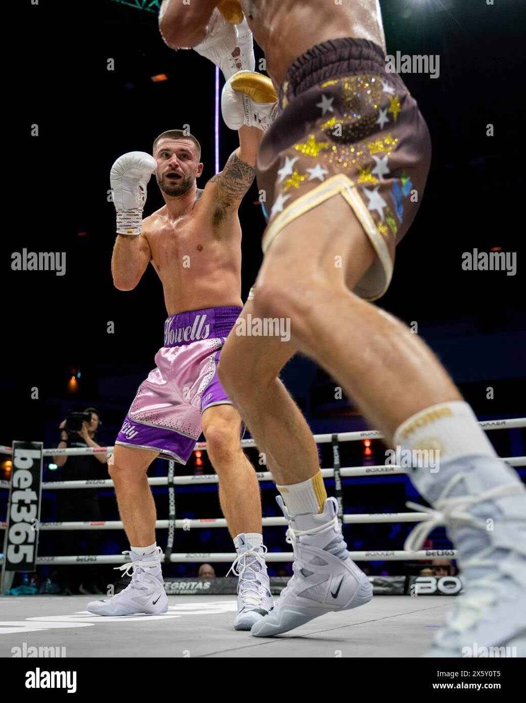 CARDIFF, ROYAUME-UNI. 11 mai 2024. Kyran Jones v Lewis Howells combat de boxe sur la carte inférieure de Lauren Price MBE défiant Jessica McCaskill pour les titres WBA, IBO & Ring Magazine World Welterweight le 11 mai 2024 dans l'Utilita Arena Cardiff Credit : Sashshots/Alamy Live News Banque D'Images