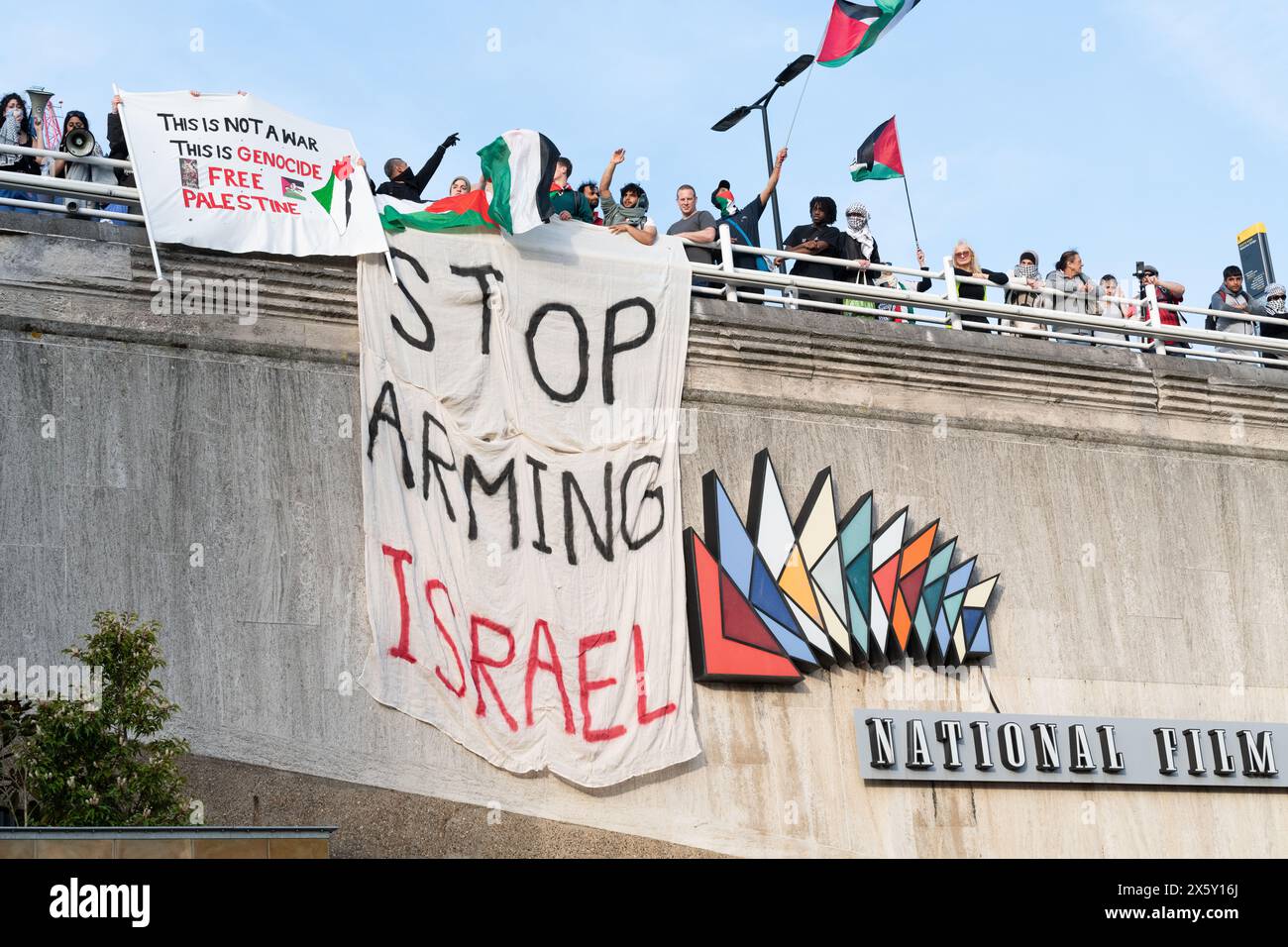 Londres, Royaume-Uni. 11 mai 2024. Des partisans de la Palestine, y compris de "Youth Demand" et de "Healthcare Workers for Palestine" occupent Waterloo Bridge pour protester contre le soutien continu du gouvernement britannique et de l'opposition à la guerre d'Israël contre Gaza. Décrit par le spécialiste de l'Holocauste Raz Segal comme un « génocide classique » et renvoyé à la Cour internationale de Justice par l'Afrique du Sud, le conflit en est à son septième mois, les manifestants appelant à un cessez-le-feu immédiat et à la fin des ventes d'armes britanniques à Israël. Crédit : Ron Fassbender/Alamy Live News Banque D'Images
