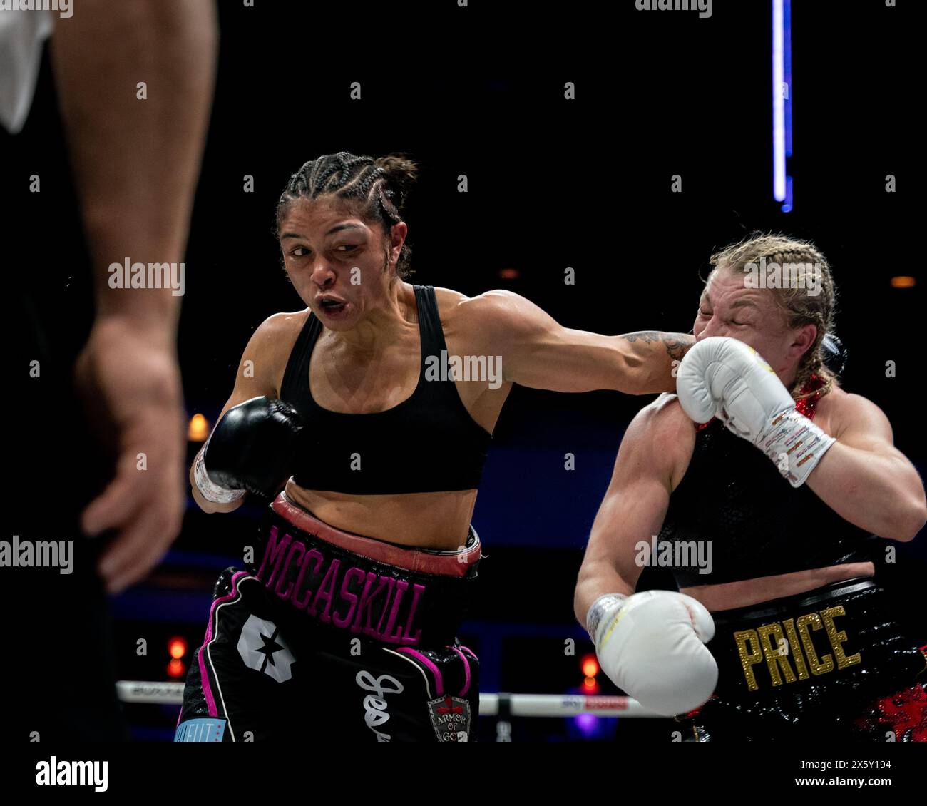 CARDIFF, ROYAUME-UNI. 11 mai 2024. Jessica McCaskill v Lauren Price MBE boxing match Fight for the WBA, IBO & Ring Magazine World Welterweight Titles le 11 mai 2024 dans l'Utilita Arena Cardiff Credit : Sashshots/Alamy Live News Banque D'Images