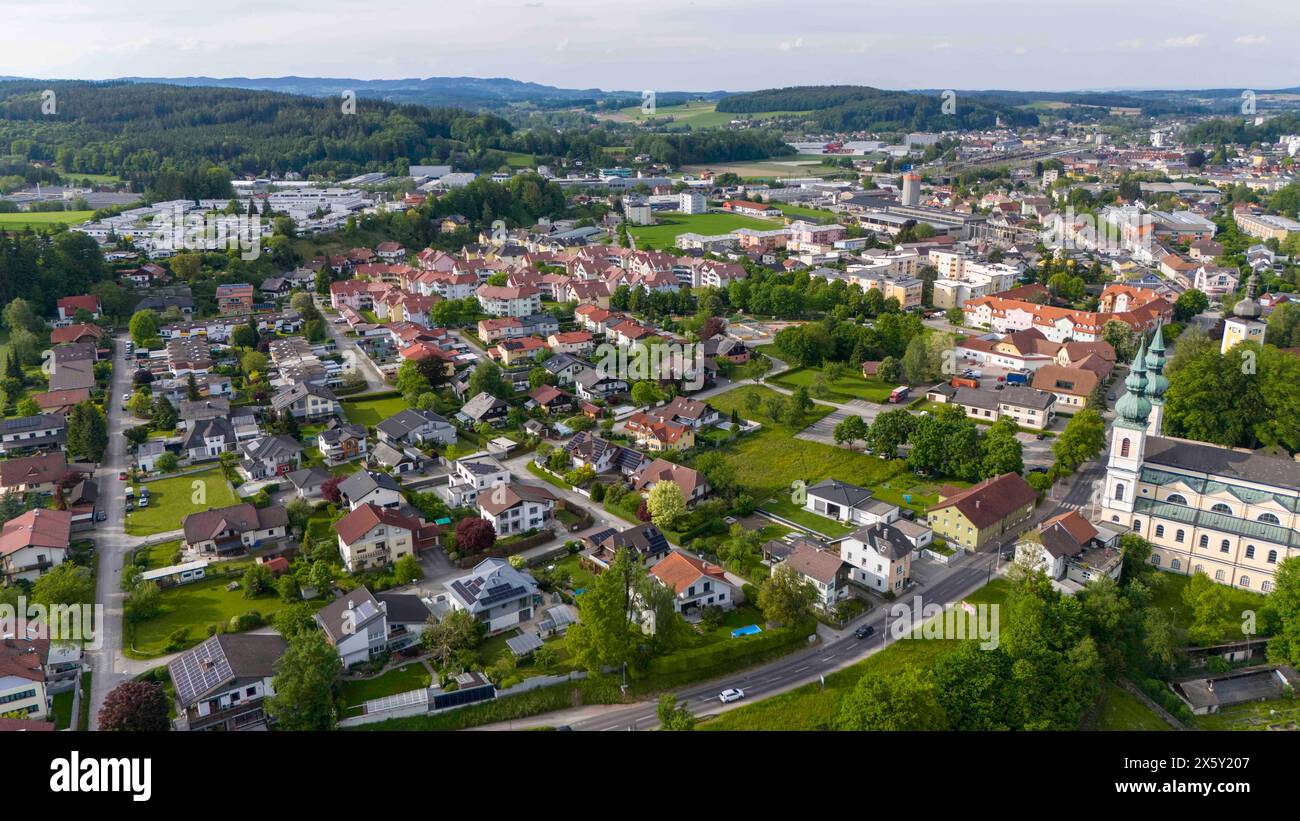 11.05.2024, Attnang, AUT, Unterwegs in Oberösterreich, Fototermin,Verschiedene Themenbilder, Themenbild, Ortsreportage, Attnang im Bild Attnang-Puchheim ist eine Stadtgemeinde im Hausruckviertel im Bezirk Vöcklabruck in Oberösterreich, Am Kreuzungspunkt der Westbahn mit der Salzkammergutbahn, mit 9201 Einwohnern. Der zuständige Gerichtsbezirk ist Vöcklabruck, Luftaufnahme, *** 11 05 2024, Attnang, AUT, sur la route en haute-Autriche, séance photo, photos à thème diverses, photo à thème, rapport de localisation, Attnang dans l'image Attnang Puchheim est une municipalité dans le Hausruckviertel dans la distri Banque D'Images