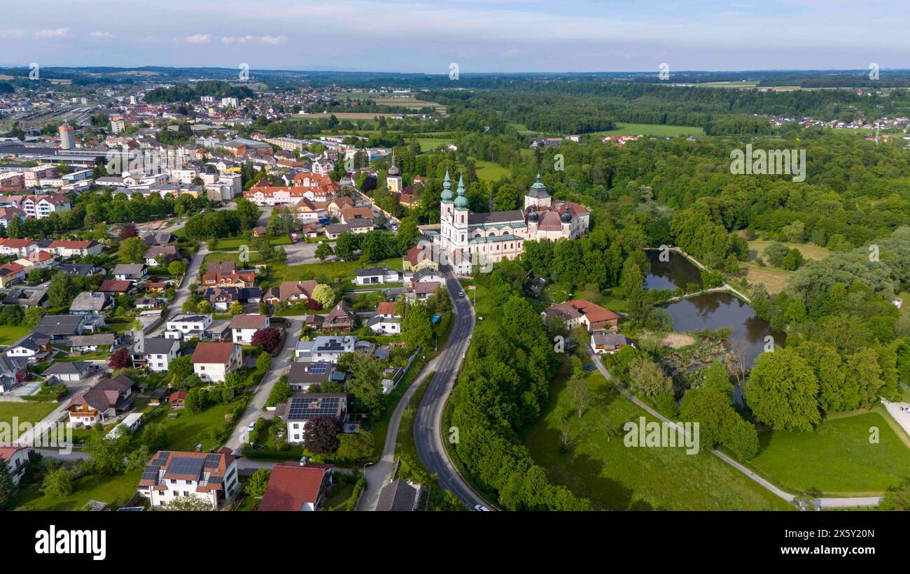 11.05.2024, Attnang, AUT, Unterwegs in Oberösterreich, Fototermin,Verschiedene Themenbilder, Themenbild, Ortsreportage, Attnang im Bild Attnang-Puchheim ist eine Stadtgemeinde im Hausruckviertel im Bezirk Vöcklabruck in Oberösterreich, Am Kreuzungspunkt der Westbahn mit der Salzkammergutbahn, mit 9201 Einwohnern. Der zuständige Gerichtsbezirk ist Vöcklabruck, Luftaufnahme, Naturschutzgebiet, *** 11 05 2024, Attnang, AUT, sur la route en haute-Autriche, séance photo, photos diverses à thème, photo à thème, rapport de localisation, Attnang dans l'image Attnang Puchheim est une municipalité dans le Hausruckvi Banque D'Images