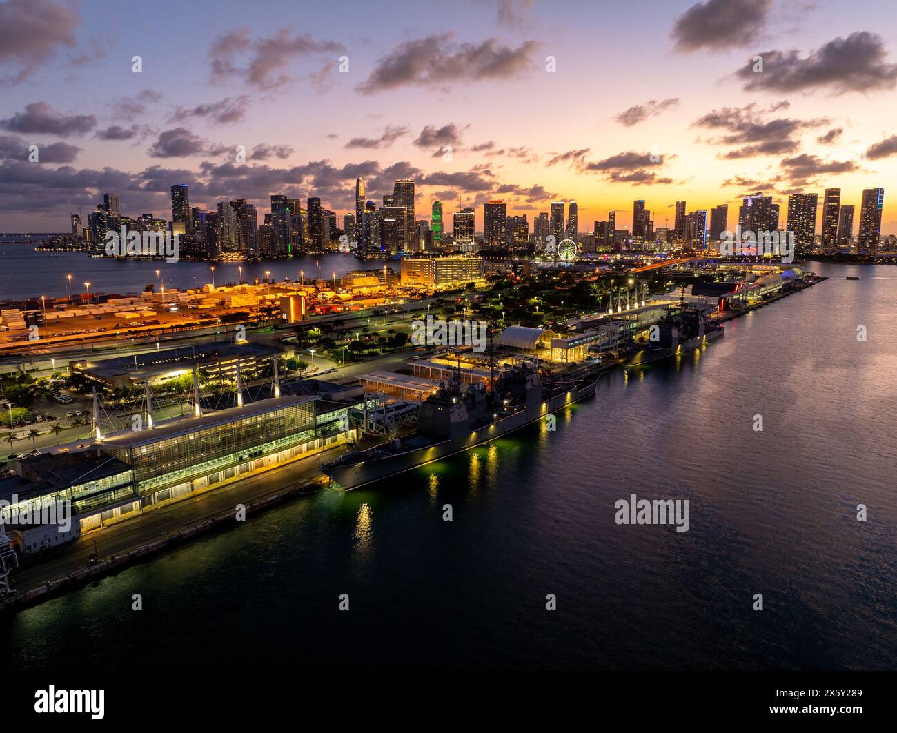 Drone photo Miami Fleet week 2024. Vue du coucher du soleil sur le port de Miami avec les gratte-ciel du centre-ville en arrière-plan Banque D'Images