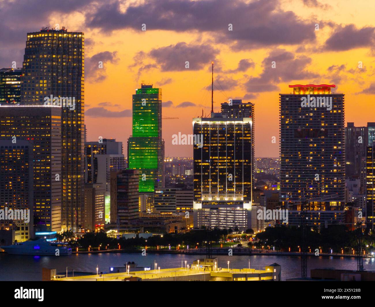 Bâtiments du centre-ville de Miami sur un ciel de coucher de soleil orange Banque D'Images