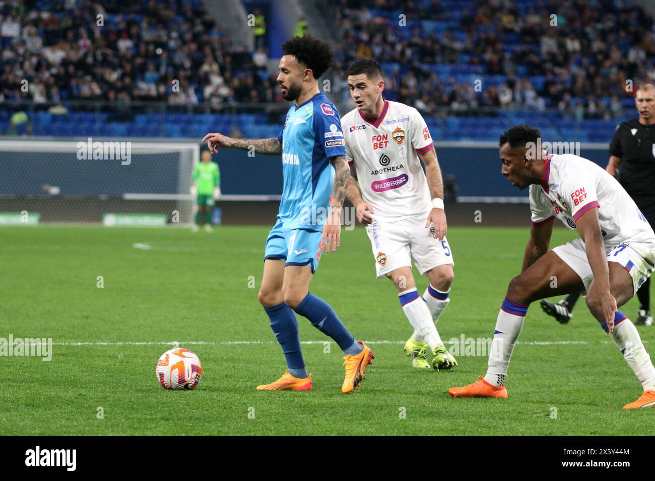 Saint-Pétersbourg, Russie. 11 mai 2024. Claudio Luiz Rodrigues Parise Leonel, connu sous le nom de Claudinho (11) de Zenit et Moises Roberto Barbosa (R) de CSKA vus en action lors du match de football de la première Ligue russe entre le Zenit Saint-Pétersbourg et le CSKA Moscou à Gazprom Arena. Score final ; Zenit 0:1 CSKA. Crédit : SOPA images Limited/Alamy Live News Banque D'Images