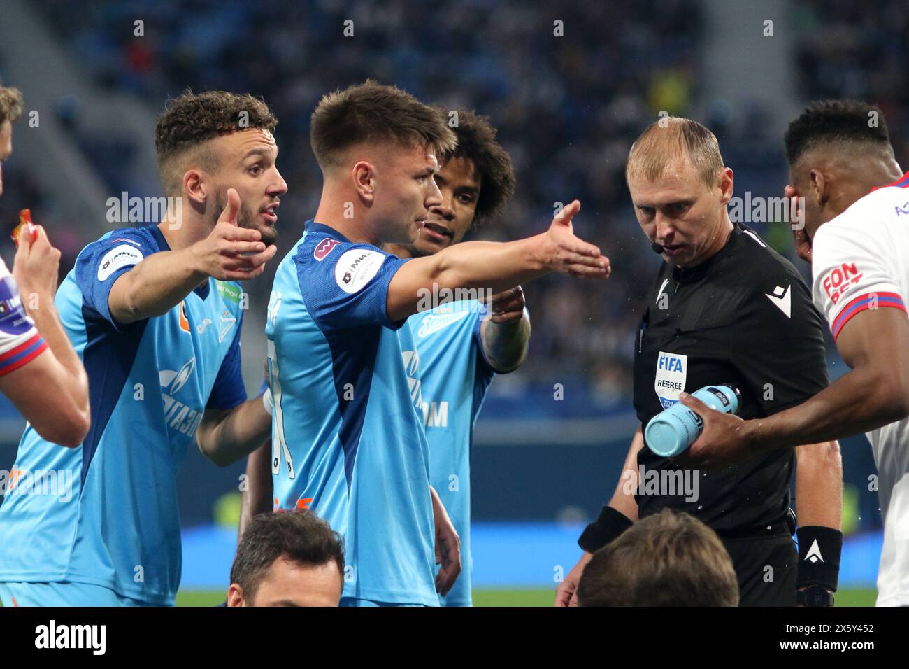 Saint-Pétersbourg, Russie. 11 mai 2024. Strahinja Erakovic (G), Andrey Mostovoy (2L) de Zenit et le juge Sergey Ivanov vus en action lors du match de football de la première Ligue russe entre le Zenit Saint-Pétersbourg et le CSKA Moscou à Gazprom Arena. Score final ; Zenit 0:1 CSKA. Crédit : SOPA images Limited/Alamy Live News Banque D'Images