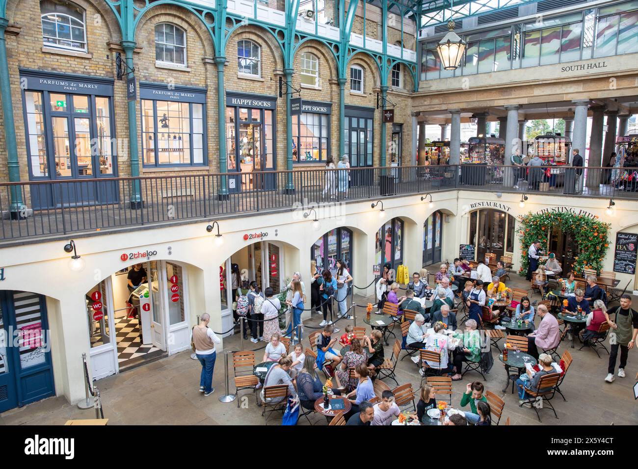 Covent Garden Market, les gens appréciant la nourriture et les boissons dans un café près du hall sud, Londres West End, Angleterre, Royaume-Uni, 2023 Banque D'Images