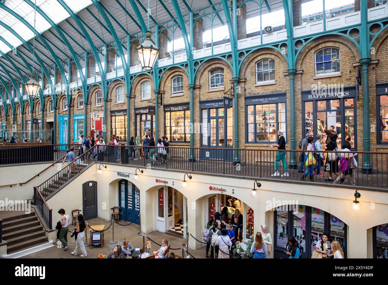 Covent Garden London Market intérieur, magasins et magasins sur deux niveaux avec des acheteurs naviguant sur la journée de détente, Londres, Angleterre, Royaume-Uni, 2023 Banque D'Images
