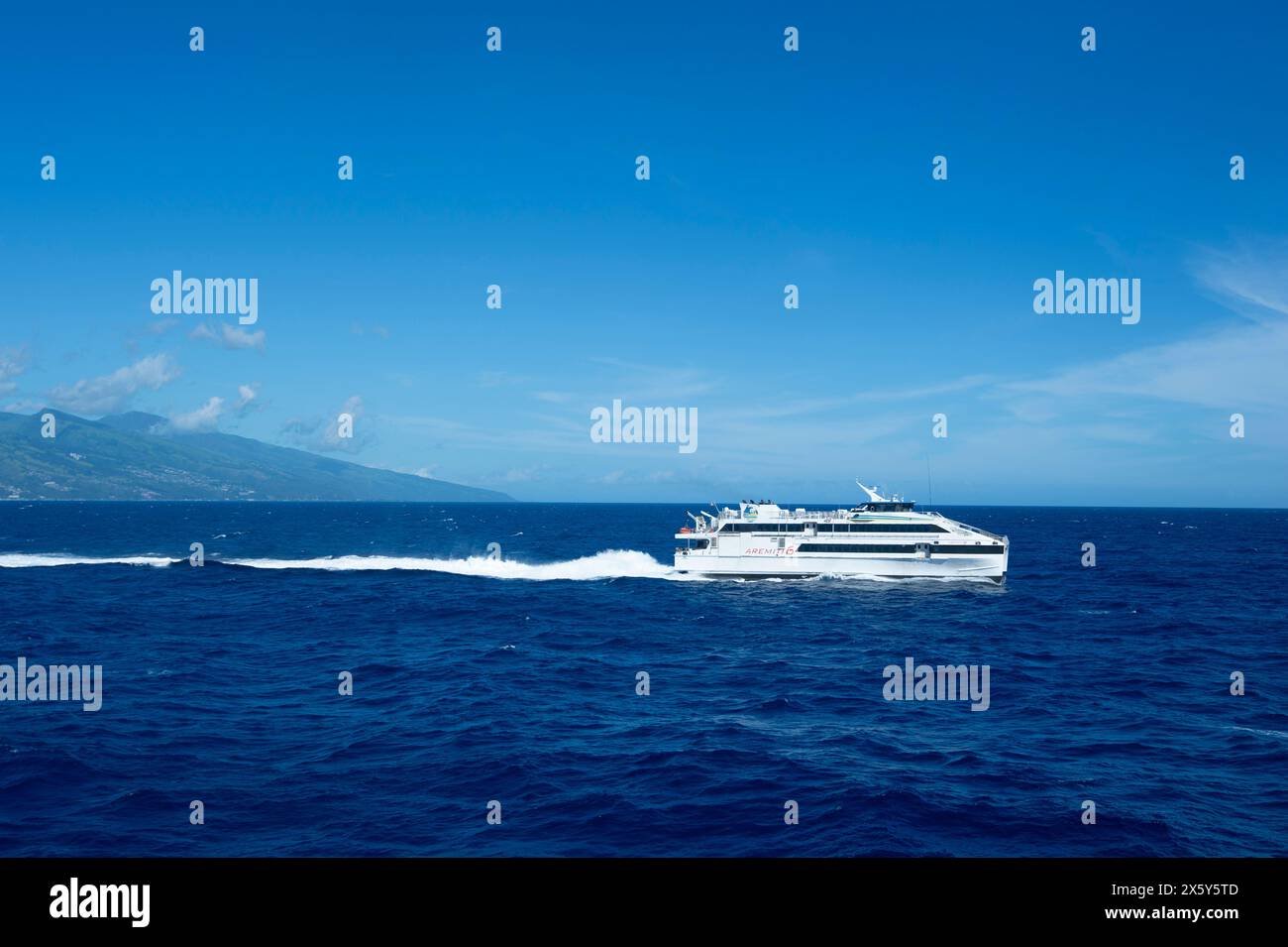 Ferry rapide entre Papeete (Tahiti) et l'île de Moorea, îles de la Société, Polynésie française Banque D'Images